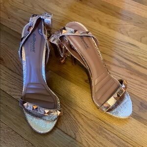 Dollhouse Women's Tan and Gold Studded Heels summer formal ready 622 new